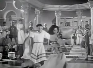 #SamiaGamal en una escena en la que hace un inusual trabajo de piso en la película de 1954 Raqs al Wadaa. Lee sobre la historia de la bailarina más querida de Egipto en el libro Danza Oriental en Egipto | Danza Oriental en Egipto
