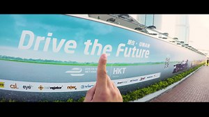 【立即成為賽車「手」，送您Formula E 賽事門票】 Formula E終於跳入您部手機裡面，即刻下載Finger Formula E遊戲，您就可以用手指係智能電話操控戰車！簡單嘅操作方法，同埋多款嘅賽車選擇，就算喺初學者嘅您都可以立即成為專業賽車「手」，於香港嘅賽道上進入『頭搖又尾擺』嘅最高賽車境界。下載後記得加緊練習，避開路上嘅障礙物，因為由9月24日起至10月6日下午6時期間，最有創意嘅玩家更有機會贏取Formula E 賽事之Grandstand門票兩張。記得 post埋您嘅分數同其他會員一較高下，仲等？即刻下載啦 Play Store: https://goo.gl/CUXNgu App Store: https://goo.gl/Gx8ItO 遊戲玩法： 1. Like The Club Facebook專頁 2. Like及Share呢個Post俾10 個您想挑戰既朋友 3. Post 出你既分數及講出“點解您想去現場睇 Formula E ”，最有創意既 The Club會員就有機會得奬。 遊戲時間由2016年9月24日至2016年10月6日下午6時正。The Cl