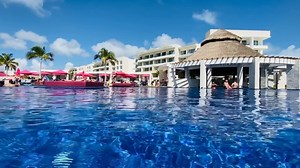 Now featuring: The main pool! ⭐ We love this type of tour as we can refresh ourselves also! Time for a swim at Planet Hollywood Cancun! -- Ahora presentamos: La alberca principal ⭐¡Nos encanta este tipo de tours ya que también podemos refrescarnos! ¡Hora de nadar en Planet Hollywood Cancún! | Planet Hollywood Cancun By Royalton