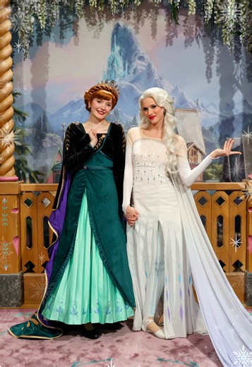 Disneyland Paris Frozen Hug: Anna & Elsa Meet & Greet