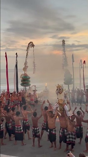 Kecak Dance in Uluwatu: A Traditional Balinese Performance 🔥🌙