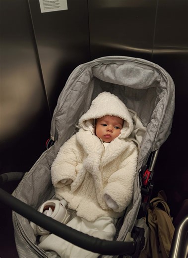 Il était près de minuit quand je suis entré dans l’ascenseur de mon immeuble, après une garde de quarante-huit heures à la caserne. Les portes étaient sur le point de se refermer quand je l’ai entendu — un petit cri. Dans un coin, il y avait un porte-bébé. À l’intérieur, une minuscule fille, à peine âgée de deux mois, emmitouflée dans une couverture rose ornée d’étoiles blanches. J’ai appelé le 911 et j’ai attendu, la tenant dans mes bras jusqu’à ce qu’elle cesse de pleurer. On n’a jamais retrou