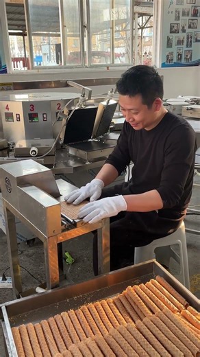 Automatic egg roll machine, one person operates#EggRollMachine #CrispyEggRoll #FoodMachine