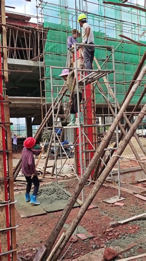 空の型枠から堅実な柱まで、建物の骨格の誕生を目の当たりにします。