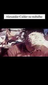 23K views · 37 reactions | Alexander Calder No trabalho. Alexander Calder, nascido em 22 de julho de 1898 na Pensilvânia e falecido em 11 de novembro de 1976 em Nova Iorque, foi um renomado escultor e pintor americano, conhecido por seus móbiles e esculturas de grande porte. Ele também criou diversas figuras de arame, incluindo miniaturas de circos. Escreva “acessar” e desbloqueie o nosso minicurso gratuito de história da arte. | Programa História da Arte Online | Facebook