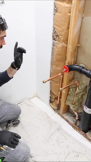 Copper water supply line tips…I installed this new copper line but it moves back and forth. One solution is a HoldRite copper plated steel bell hanger. I fastened it to a piece of would and secured it to studs with screws. The right angle attachment made it easier to tighten the hanger’s screws inside the wall. Now this pipe is nice and secure and strong inside the wall 🔥#plumbing #holdritesolutions #diy #bathroomremodel #homerepairtutor | Home Repair Tutor