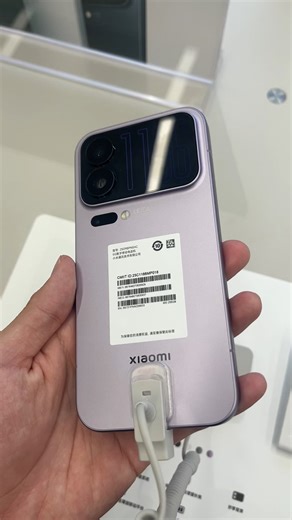 摸了小米17系列，Pro挺精致的，标准版质感一般背屏在拍照的时候可以显示机型和徕卡标[吃瓜]必须喷一下超广角，17毫米取景范围跟主摄差别不大，但是画质下降…