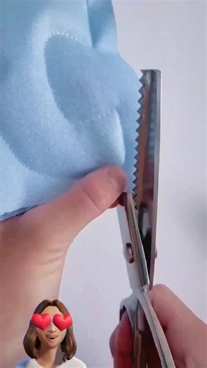 Mercería Creativa Granollers on Instagram: "✂️ Cortar recto es mas o menos fácil. Cortar con personalidad ya es otro nivel 😍 Estas tijeras de corte en zig-zag no están aquí para hacer el trabajo bonito sin más. Están para rematar, definir y darle ese borde que dice: “sí, esto lo ha hecho alguien que sabe lo que hace”. Tela + guata + corte limpio Nada se deshilacha. Nada queda triste. Perfectas para letras, aplicaciones, patchwork, detalles que se ven y se notan. De esas herramientas que pruebas