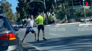 A shocking road rage brawl on Fullarton Road has been captured on camera. Two men jumped from their cars and began wildly throwing punches - as cars swerved to miss them. More: https://7news.link/3qjAlDS The latest in 7NEWS at 4pm and 6pm. #7NEWS | 7NEWS Adelaide