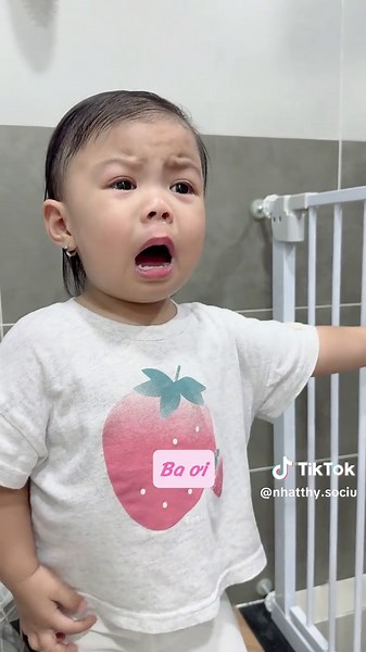 Bé đòi ba: Đang ngủ bật dậy kêu 'Muốn ba thôi, ôm ba thôi'