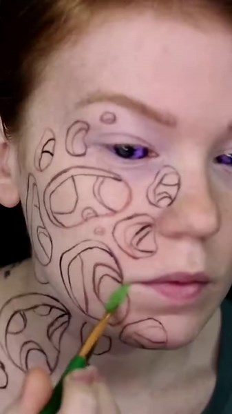 Trypophobia makeup illusion creates creepy-cool effect