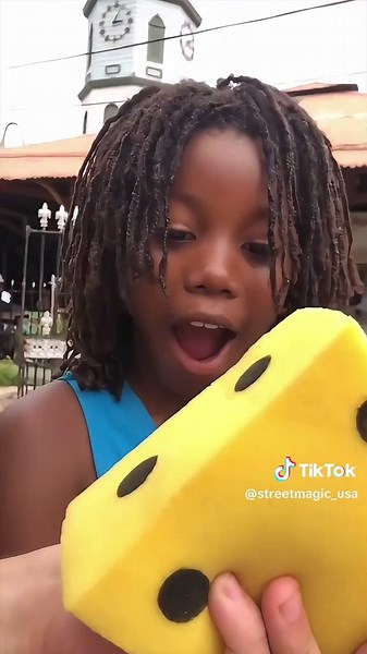 The smoothest magic trick ever 🪄 #magic #magictrick #streetmagic #magician #viral