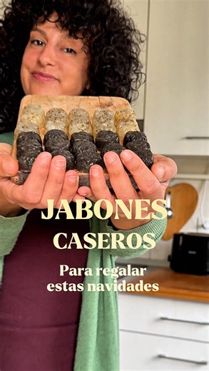 Elia on Instagram: "🧼 Jabones caseros para regalar esta Navidad 🎁✨ Guarda este reel para cuando quieras hacerlo 💛 🪻 Jabón exfoliante de café y lavanda ☕️ Ingredientes (para 160 g de base de glicerina): • 10 ml de oleato de lavanda • 1 cucharadita de café molido • 1 cucharadita de flor de lavanda Paso a paso: 1. Derrite la base de glicerina al baño María. 2. Añade el oleato de lavanda y mezcla. 3. Incorpora el café y la flor de lavanda. 4. Vierte en moldes y deja endurecer. 🌼 Jabón limpiador