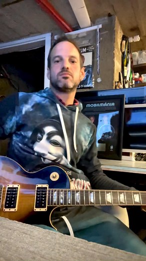 9K views · 396 reactions | Kis esti backing track-es blues sztori… egyébként csak örömködök, hogy újra van hol hangoskodni meg ha egy pincébe száműztek is  # #solo #gibson #guitar | Nusser Ernő | Facebook