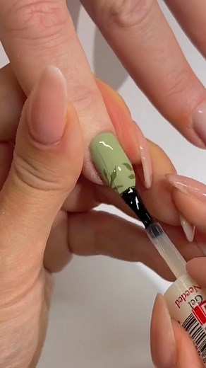 Daisy May | Nails & Educator Cornwall on Instagram: "The filming is 2/10 but the nails were too cute not to share 🤷🏼‍♀️ Half summer half autumn nails 🩷 @dndgel.europe @dndgel Sage Groovin Psycho Killer Foxy Sunset #floralnails#summernails#autumnnails#floralnails#flowernails#floraltutorial"