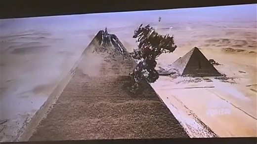 松下投影仪惊艳体验，爱不释手\n轻巧便携设计，随时随地享受巨幕视界，居家追剧、户外露营、商务演示皆宜。1080P高清画质+自动对焦，开机即享清晰画面，解决小屏观