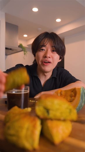 かず | ニコうま on Instagram: "↓材料・作り方の詳細✍🏻 ヘルシーなパンプキンスコーン🎃 ———————————— 【材料🛒】6個分 ☑︎ 冷凍かぼちゃ:150g ［A］ ☑︎ たまご:1個 ☑︎ 米油:40g ☑︎ SWEETOPIAラカンカ:55g ［B］ ☑︎ 米粉（お菓子作りに使えるもの）:200g ☑︎ ベーキングパウダー：6g ———————————— 【作り方🍴】 ❶ 耐熱容器に「冷凍かぼちゃ150g」入れて、ラップをしレンジ（600w）で3分加熱しよく潰す。 ❷ ボウルに［A］の材料を入れてよくまぜ、［B］も加えてよく混ぜる。 ※生地がパラパラしててもOK。 ❸「❷」に「❶」を加えてラップで包み丸く固める。 ❹ 生地を6等分にし、200度に予熱したオーブンで20分焼き完成！ ———————————— 発信始めてからずっと愛用している「クレインフーズ @cranefoods さんのラカンカを使用！ 同じ0カロリーの人工甘味料と違って、 このSWEETOPIAラカンカは100％植物由来！⭐️ 普通の砂糖と同じ甘さやから、置き換えるだけで罪悪感カット