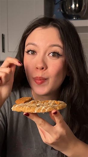 emijuju on Instagram: "biscoff white chocolate chip cookies 1 cup (226g) unsalted butter 1/2 cup (100g) light brown sugar 1/4 cup (50g) granulated sugar 1/4 cup (65g) biscoff spread 2 eggs 1 1/2 tsp (6g) vanilla extract 2 1/2 cups (300g) ap flour 1 tsp (6g) baking soda 1/2 tsp (3g) salt 1 cup (140–150g) chopped white chocolate 1/4 cup (20–25g) finely crushed biscoff cookies *brown the butter on the stove and then let cool to room temp. you’ll have less than 1 cup left so top it back up with norm