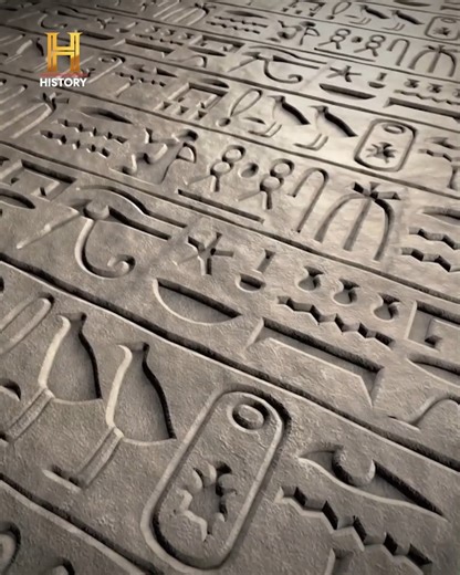 179K views · 7.3K reactions | Uma garota inglesa de 10 anos chocou o maior egiptólogo do mundo. Dorothy Eady aprendeu hieróglifos em uma velocidade "paranormalmente rápida". Ela sabia coisas que não deveria saber.  Essa obsessão a levou a largar tudo, se mudar para o Cairo, casar com um egípcio e se tornar "Om Seti". Mas o que realmente estava por trás desse conhecimento? Seria genialidade... ou memórias de outra vida? #AlienígenasDoPassado | HISTORY | Facebook