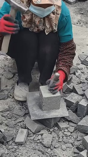 Natural stone Supplier on Instagram: "Split Raven black cobbles"