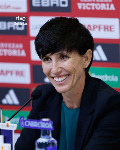 🔶Jenni Hermoso y Mapi León regresan a la selección española en la primera lista de Sonia Bermúdez Son las dos principales novedades, pero no las únicas respecto a la lista que dio Montse Tomé para la pasada Eurocopa. En portería entra Eunate Astrálaga en lugar de Esther Sullastres. Bermúdez sigue sin contar con Misa Rodríguez, como ya empezara a hacer su antecesora. Tienes información ampliada en ▶️rtve.es/noticias #jennihermoso #mapileon #seleccionespañola #futbol #deporte #soniabermudez #UWNL