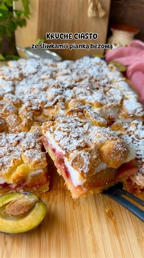 Kruche ciasto ze śliwkami z pianką bezową i kruszonką 😍 Musicie je wypróbować 😋PRZEPIS⬇️Składniki ciasto: 250g zimnego masła, 5 żółtek, 50g cukru pudru, 1 cukier waniliowy, 350g mąki, 1 łyżeczka proszku do pieczenia. Beza: 5 białek, 200g cukru, 1 łyżka mąki ziemniaczanej. Dodatkowo: 500g śliwek. #ciacho #śliwki #ciastoześliwkami #sezonnaśliwki #kruche #kruchezbezą #ciastokruche | kuchenne_mecyje