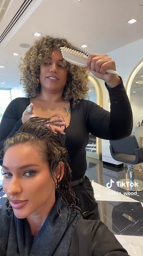 Love when @Melanie Cash plays in my hair 🫠 💆‍♀️ #fyp #hairtransformation #curlspecialist #selfcare