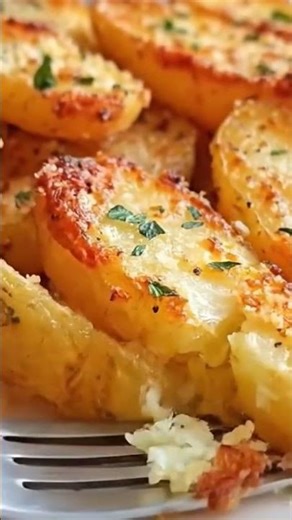 🥔🧀 Crispy Garlic Parmesan Potato Wedges