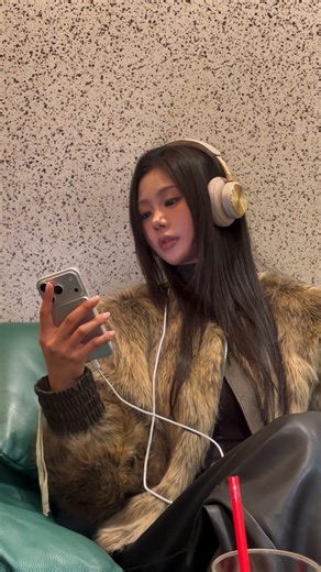 천미경 on Instagram: "#광고 @xiaomi.korea 외출할 때 가방 무게 줄이는 게 제일 중요해서…👜 성능, 무게, 디자인까지 놀랐던 보조 배터리예요- Xiaomi 울트라 씬 마그네틱 보조 배터리 5000mAh는 6mm 초슬림 두께에 98g 초경량 무게로 하루 종일 들고 다녀도 부담 없고, 툭, 붙여서 바로 충전되는 맥세이프 타입이라 사용도 너무 간편해요. 아이폰, 갤럭시, 샤오미까지 호환 가능해요 ✔️ - iPhone 12 ~ 17 시리즈 - Galaxy S23 Ultra 이상 - Xiaomi 12 Series 이상 전국 샤오미 스토어를 비롯해 공식 온라인 스토어를 포함한 다양한 온라인 플랫폼에서 구매 가능하대요-!"