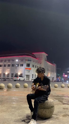 Cover Lagu Tulus: Video Nyanyi Sambil Main Gitar