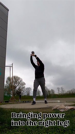 An active right leg is the foundation of a powerful throw. This drill is perfectly designed to activate the right leg, with a focus on dynamic and explosive movement. It directly translates to improved performance in your glide. Ready to improve? Contact me for a technique analysis or personal coaching. #coaching #sport #athletics #dmme #support | David Storl