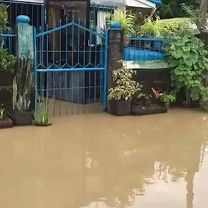 World Vision staff Carol Cabading, who is now in Alcala, Cagayan, shares the flood incident in her community. North Luzon, especially in Cagayan Valley region, including Isabela province where World Vision used to have a development program, is left battered and submerged with flood caused by #UlyssesPH. There are reports of families who are still stranded on their roofs while the flood continues to rise. #CagayanNeedsHelp | World Vision Philippines