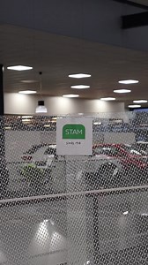 Met trots introduceren wij ons nieuwe Stam-logo! 🌟 Deze verandering markeert een belangrijke stap in onze groei en ontwikkeling. Door de uitbreiding van ons merkenportfolio en de daarmee gepaarde vele logo’s per merk, vervangen wij deze vanaf nu door één uniform Stam-logo. Dit zorgt niet alleen voor meer uniformiteit en herkenbaarheid, maar ook voor duidelijkheid naar al onze klanten. Het nieuwe logo combineert twee krachtige symbolen: ➡️ Het stuur, dat staat voor controle, precisie en onze jar