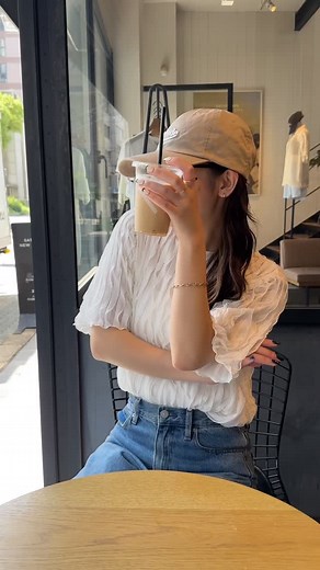 ReDial（リダイアル） on Instagram: "【RECCOMEND ITEM🌈】 『揺れるフリルTシャツ』大人気のシロ🤍 どんなボトムにも合わせやすく、 着回し力抜群です！ 程よい透け感と揺れるフリルが大人可愛い🫧 夏にぴったりのアイテムです🫶🏻 ▼ITEM —————————— フリルタックTシャツ アイボリー / クロ / モカ / チャコール ベージュ / ピンク/ ブルーグレー M / L / LL / 3L ¥3,999- 💥5/28(水)12時までの限定クーポンで¥2,999- —————————— 自社サイトや楽天ではお得なセールなども随時開催中です📢 🔍楽天は「ra58363」で検索してみてくださいね◎ @redial.official #redial_official #redial #リダイアルオフィシャル#リダイアル #2025ss #オーバーサイズコーデ #大人カジュアル #プチプラファッション #体型カバーコーデ #夏コーデ #春夏アイテム #長めトップス #きれいめカジュアル #ゆったりシルエット #楽天購入品 #楽天ファッション