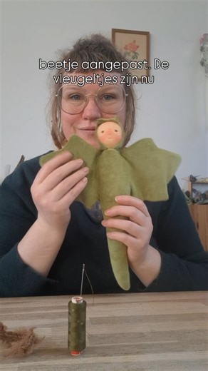 StudioSoofje voorheen VrouwtjePrik on Instagram: "Met twee draken tegelijkertijd bezig. Ze zijn allebei nog niet klaar. De handpop begint ergens op te lijken en het knuffel popjes is echt bijna klaar. Toch nog draken in november. #waldorfinspired #doll #draak #dragon #handpop #knuffel"