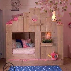 PALLET PLAYHOUSE BED - This is so cool!