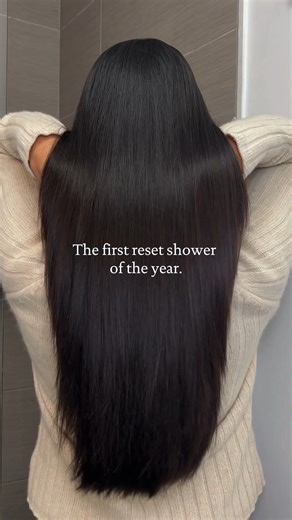 What's better than a reset shower to start the new year? A reset shower with Clarifying Detox Shampoo to detox and Moisture Rescue Mask to nourish. 💧 Get 5x the points on Clarifying Detox Shampoo now through 1/3 at @ultabeauty. | Living Proof