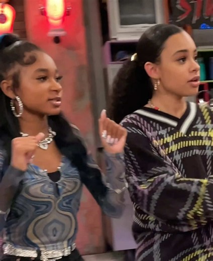 This is what we were up to in between takes😂 #thatgirllaylay #gabriellenevaeh #sadie #netflix