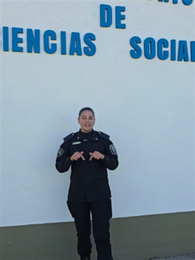 Liceo Policial y Observatorio de Ciencias Sociales: formación y educación para la seguridad Acá las ideas no se quedan en el aula. En el Observatorio de Ciencias Sociales del liceo policial, los cadetes no solo estudian: investigan, analizan y trabajan en proyectos preparándose para ferias de ciencias donde muestran lo que construyen. Es un espacio para la formación profesional, pensar distinto, debatir y llevar las ideas más lejos de lo habitual. Cuando hay lugar para pensar y capacitarse en ed