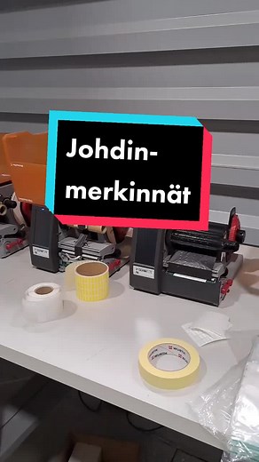 Meillä on monta tällaista pientä tulostinta, mutta tietääkö kukaan, mitä näillä tehdään? 🤔 Näillä tulostetaan johdinmerkinnät! Näytämme videolla, miten tulostus toimii. Jos haluat tietää lisää sukista, katso aiemmin julkaistu videomme sukkapuikoista! 🤭 #tulostin #printmaking #sukka #escarmat #sähkö #automaatio #sähkökeskus #asentaja #johto
