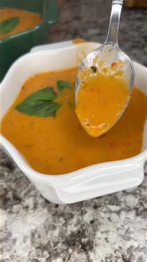 The best roasted garlic tomato soup #tomatosoup #tomatobasilsoup #soup