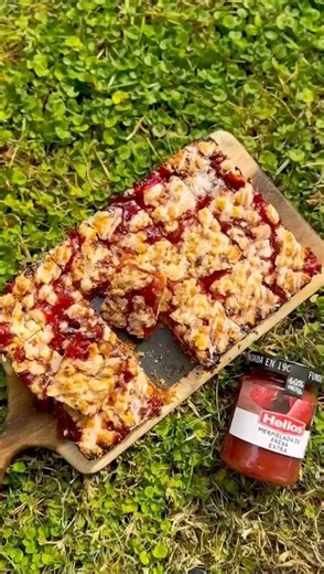 Los postres más ricos y fáciles casi siempre vienen de #LasRecetasDeLaAbuela. Merry (IG: merrycookingmx) usó la receta que se volvió viral de mamá Chilo para darle un giro y convertirla en un postre espectacular de la mano de Helios y crear este crumble de fresa 🍓 ⁣ ⁣ ✨ INGREDIENTES ⁣ Masa:⁣ 300g harina todo uso ⁣ 150g mantequilla ⁣ 70g azúcar ( 20g para crumble)⁣ ⁣ Relleno:⁣ 1 frasco mermelada de fresa Extra Helios 🍓 ⁣ 250g fresas congeladas ⁣ 50g azúcar⁣ 3cdas fécula de maíz ⁣ 1 limón ⁣ ⁣ 1.