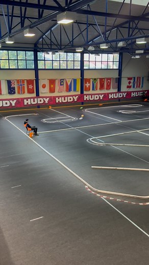 Hudy Series R1 Finals underway with my X4. @xrayracing @hudyseries @hudyarena | Martin Hudy