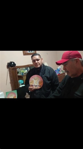 Esta vez CAM conductores fue mucho más allá de un simple traslado… Vio la necesidad urgente de una familia y decidió alzar la voz. No solo acudió para llevar la ayuda, regresó hasta su hogar para entregarla, sin buscar reconocimiento, sin pedir nada a cambio. No esperábamos que mostrara nuestro logo, porque cuando se ayuda de corazón, no se necesita aplauso. Personas y asociaciones así merecen todo nuestro apoyo, porque son parte de quienes creemos que #SomosMásLosBuenos 🤍 Apoyemos también con