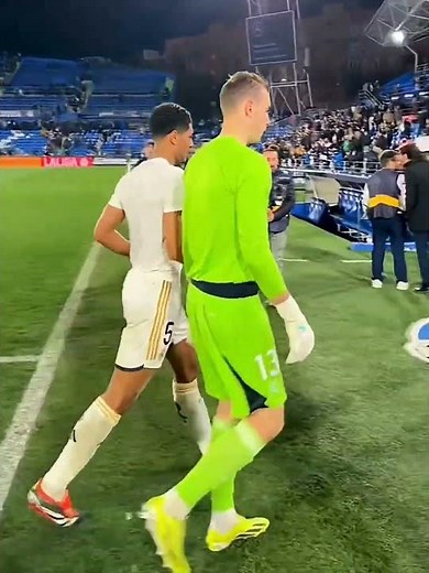 When Real Madrid players show respect Logo #football #realmadrid