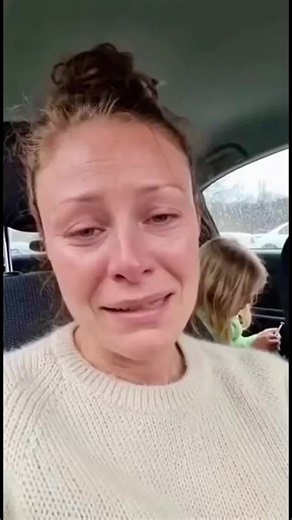 Elle s’appelle Marie. Elle fait chaque fleur à la main. Elle n’a encore reçu aucune commande… mais elle continue d’y croire. #faitmain #artisanat #petitcreateur #histoirevraie #fleurs