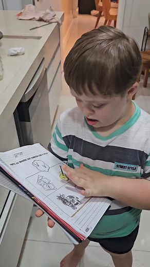 17K views · 890 reactions | Lição de casa do dia #sindromededown #fy #Inclusão #PCD #autismo #autonomia #estímulo | Enrico rico de amor | Facebook