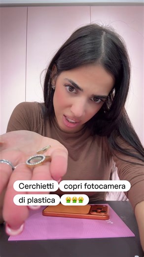 New Martina on Instagram: "Amici miei, fate attenzione! ⚠️ I cerchietti copri fotocamera in plastica possono sembrare innocui… ma a lungo andare rischiano di rovinare la fotocamera del vostro iPhone! 😱 Graffi, aloni e perdita di qualità nelle foto non valgono la “protezione”. Meglio scegliere accessori sicuri e di qualità come quelli firmati ARMOV. 💎 Il vostro iPhone vi ringrazierà per sempre! #NewMartina #Cerchietti #ARMOV #Orrore"