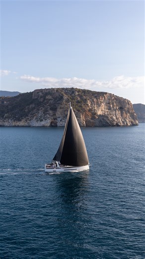 ⛵ Each gust of wind is a moment of escape from the everyday, every moment, pure pleasure. Aboard the Jeanneau Yachts 55, discover an open horizon and full comfort at sea. At anchor, her refinement takes shape. Realise your dream. Explore your horizon. 🌊 | Jeanneau