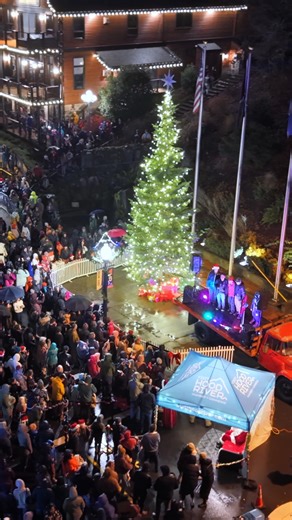 Tucked between the snow-capped peaks of the Cascades and the vast, wintry Columbia River Gorge, Hood River is holiday magic made real. It’s the kind of town that looks like a movie set but feels like a close-knit neighborhood. The streets glow with lights, music drifts from shop doors, and nearly everything you’ll experience is made, poured, or prepared by someone who lives nearby. Hood River is a place where the seasons slow down, sparkle a little brighter, and bring people together with a natu